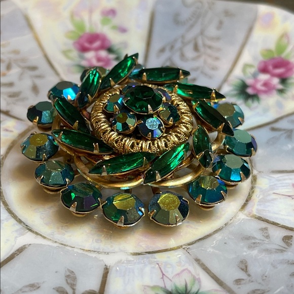 1950’s Green Aurora Borealis Gold Tone Brooch & Clip-on Earrings Set - Picture 6 of 9